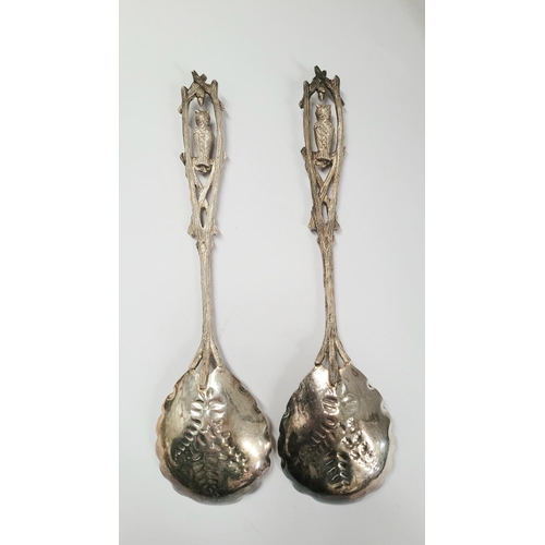 41 - A LATE 19TH CENTURY CASED SET OF SILVER PLATED BERRY SPOONS, circa 1895, Birmingham maker’s mark of ... 