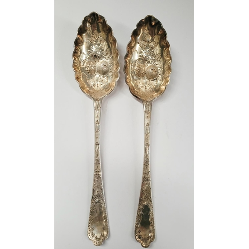 41 - A LATE 19TH CENTURY CASED SET OF SILVER PLATED BERRY SPOONS, circa 1895, Birmingham maker’s mark of ... 