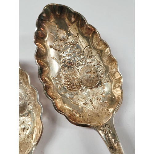 41 - A LATE 19TH CENTURY CASED SET OF SILVER PLATED BERRY SPOONS, circa 1895, Birmingham maker’s mark of ... 