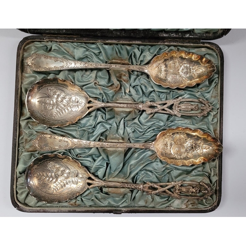 41 - A LATE 19TH CENTURY CASED SET OF SILVER PLATED BERRY SPOONS, circa 1895, Birmingham maker’s mark of ... 