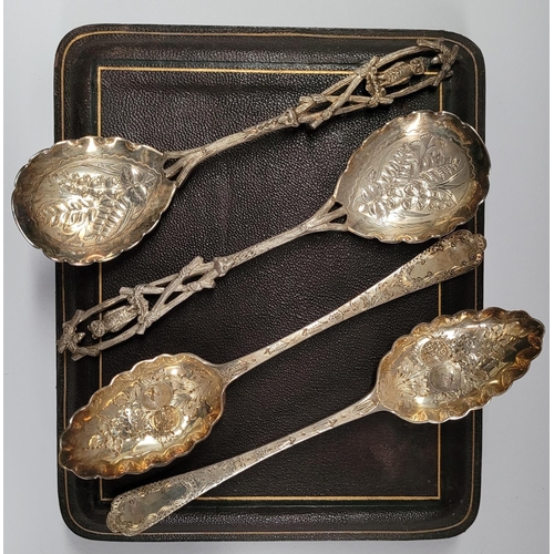 41 - A LATE 19TH CENTURY CASED SET OF SILVER PLATED BERRY SPOONS, circa 1895, Birmingham maker’s mark of ... 