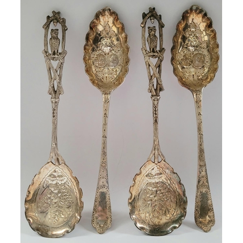 41 - A LATE 19TH CENTURY CASED SET OF SILVER PLATED BERRY SPOONS, circa 1895, Birmingham maker’s mark of ... 