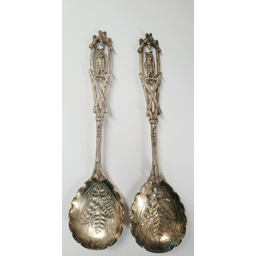 41 - A LATE 19TH CENTURY CASED SET OF SILVER PLATED BERRY SPOONS, circa 1895, Birmingham maker’s mark of ... 