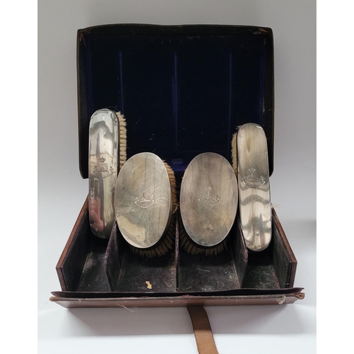 43 - A LATE TURN OF THE CENTURY CASED SILVER TOPPED CLOTHES BRUSH SET, original lined leather travel case... 