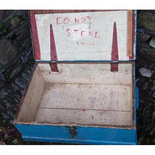 69 - A RARE WORLD WAR II IRISH ARMY 'ÓGLAIGH NA h-ÉIREANN' CHEST, painted to the outside in blue, stamped... 