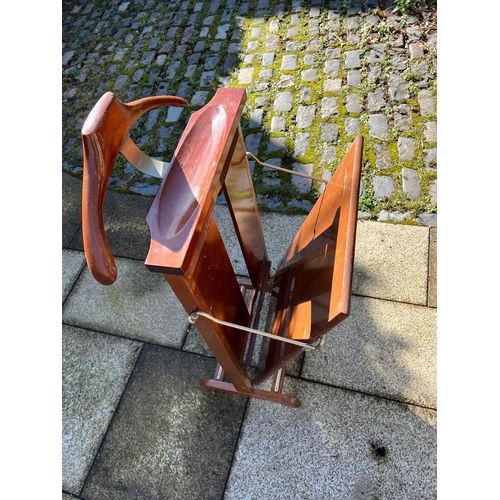 99 - A STYLISH MID-CENTURY ITALIAN VALET STAND / SUIT RACK, circa 1950/60’s, designed for Fratelli Reguit... 