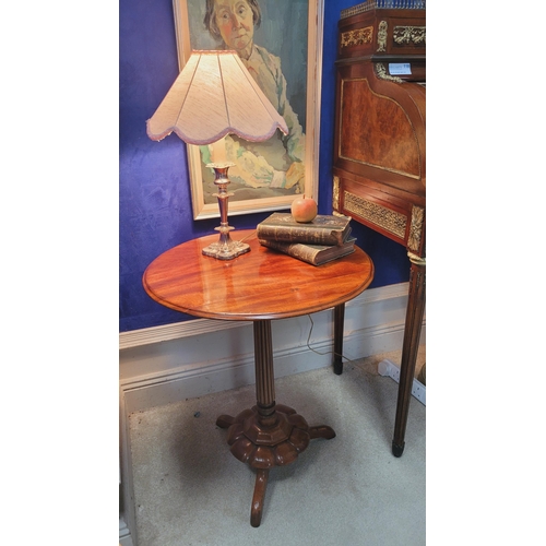 119 - A GOOD QUALITY VICTORIAN LATE 19TH CENTURY CIRCULAR OCCASSIONAL TABLE, the circular top raised on a ... 