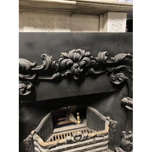 121 - AN EXCELLENT IRISH CAST IRON FIRE SURROUND/FIREPLACE INSERT, dimensions: 106cm wide x 101cm high x 4... 