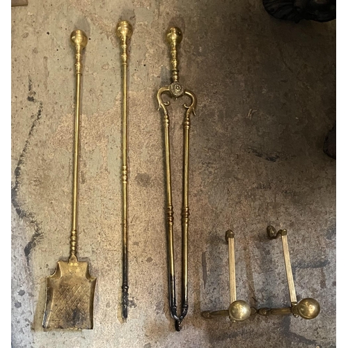 123 - A FINE VICTORIAN SET OF FIRE IRONS, to include fire dogs, poker, shovel and tongs, all brass with ma... 