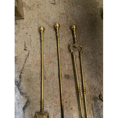 123 - A FINE VICTORIAN SET OF FIRE IRONS, to include fire dogs, poker, shovel and tongs, all brass with ma... 