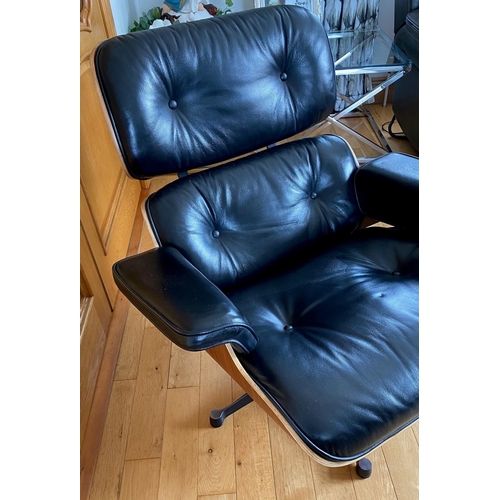 14 - A VERY GOOD QUALITY EAMES STYLE CONTEMPORARY LEATHER LOUNGE CHAIR WITH MATCHING FOOT STOOL, lovely c... 