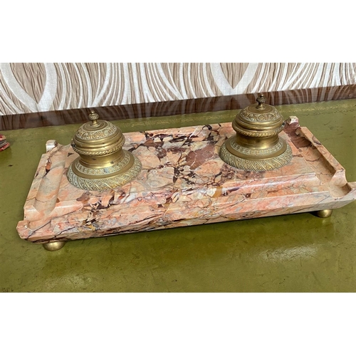 143 - A VINTAGE MARBLE DESK INK STAND / PEN TIDY, with beautiful decorated brass ink pod holders, with hin... 