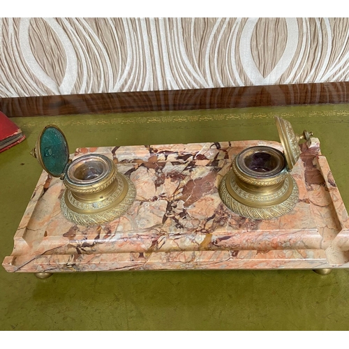 143 - A VINTAGE MARBLE DESK INK STAND / PEN TIDY, with beautiful decorated brass ink pod holders, with hin... 