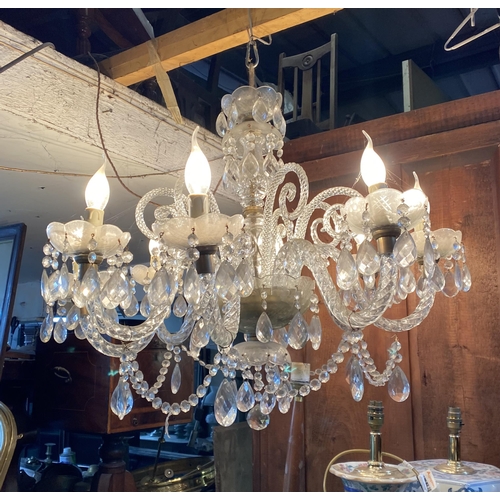 149 - A BEAUTIFUL VINTAGE EIGHT ARM CRYSTAL CHANDELIER, traditional design with clear glass frame, eight c... 