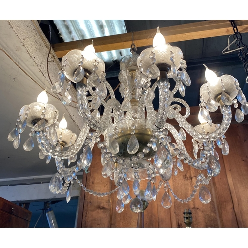 149 - A BEAUTIFUL VINTAGE EIGHT ARM CRYSTAL CHANDELIER, traditional design with clear glass frame, eight c... 