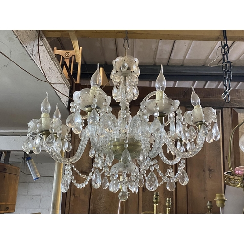 149 - A BEAUTIFUL VINTAGE EIGHT ARM CRYSTAL CHANDELIER, traditional design with clear glass frame, eight c... 