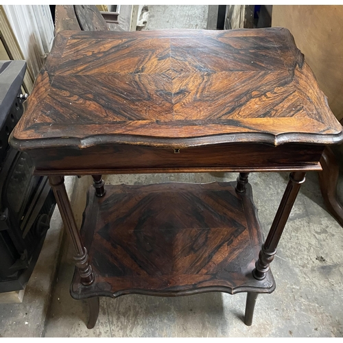 152 - A 19TH CENTURY ROSEWOOD CROSSBANDED SEWING TABLE/LAMP TABLE/DRESSING TABLE, shaped top opening to fi... 