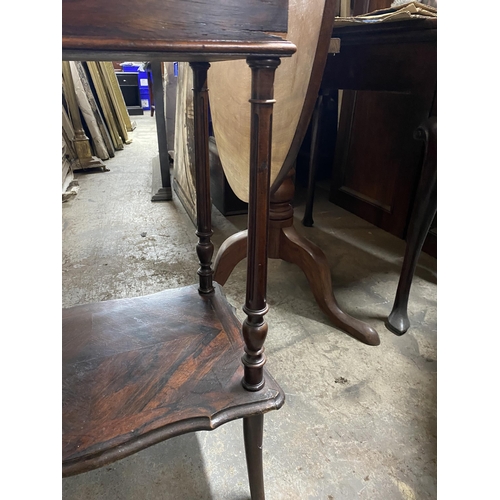 152 - A 19TH CENTURY ROSEWOOD CROSSBANDED SEWING TABLE/LAMP TABLE/DRESSING TABLE, shaped top opening to fi... 