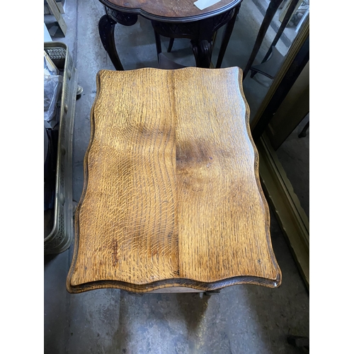 156 - AN OAK BARLEY TWIST OCCASSIONAL TABLE, with scalloped top, barley twist leg, joined by undertier sta... 