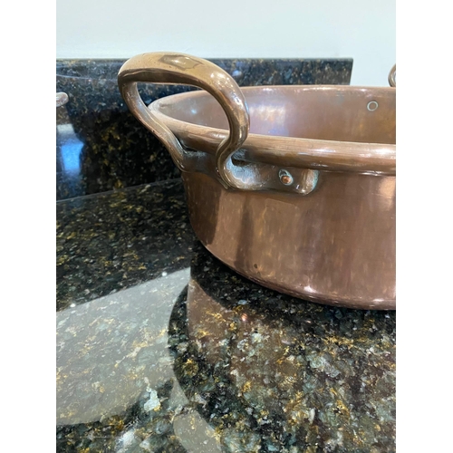 159 - A GOOD VINTAGE HEAVY TWO HANDLE COPPER PRESERVING PAN