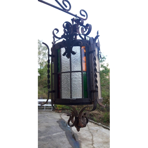 166 - A VERY GOOD QUALITY EARLY 20TH CENTURY WROUGHT IRON LEADED STAIN GLASS HALL LANTERN / OUTDOOR LANTER... 