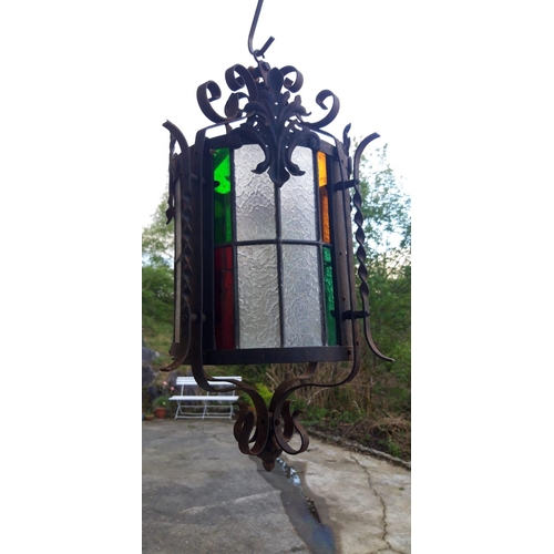 166 - A VERY GOOD QUALITY EARLY 20TH CENTURY WROUGHT IRON LEADED STAIN GLASS HALL LANTERN / OUTDOOR LANTER... 