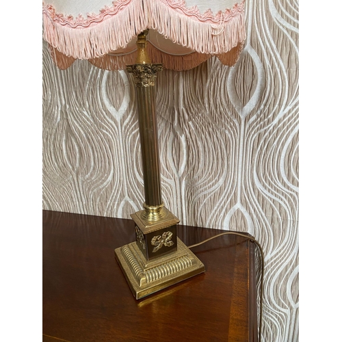 170 - A GOOD ANTIQUE BRASS CORINTHIAN STYLE TABLE LAMP, with shade. Lovely detail to the column top & a ri... 