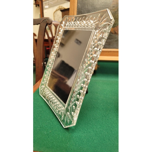 172 - AN IRISH WATERFORD CRYSTAL GLASS PICTURE FRAME, in excellent condition, to fit a 5 x 7 print. Frame:... 