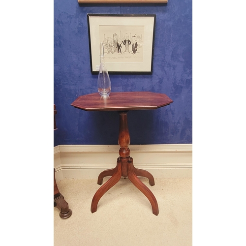 196 - A GOOD QUALITY MAHOGANY REGENCY OCTAGONAL STRING INLAID SIDE TABLE / LAMP TABLE, the top sits upon a... 