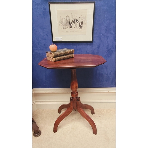 196 - A GOOD QUALITY MAHOGANY REGENCY OCTAGONAL STRING INLAID SIDE TABLE / LAMP TABLE, the top sits upon a... 