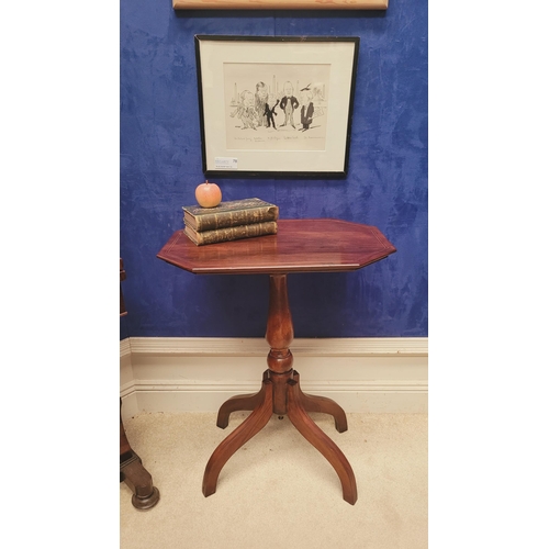 196 - A GOOD QUALITY MAHOGANY REGENCY OCTAGONAL STRING INLAID SIDE TABLE / LAMP TABLE, the top sits upon a... 