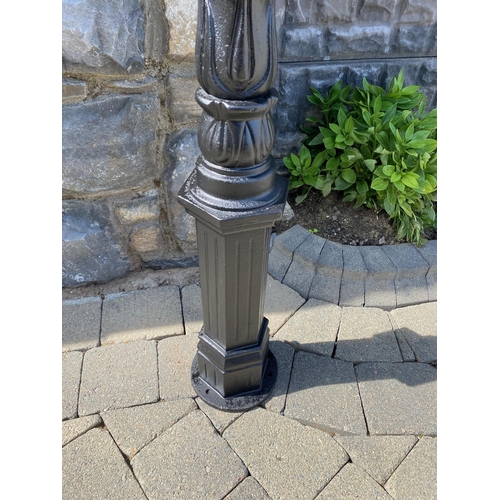 206 - A LOVELY CAST IRON GARDEN / DRIVE-WAY LANTERN STYLE LAMP POST, 238cm tall.