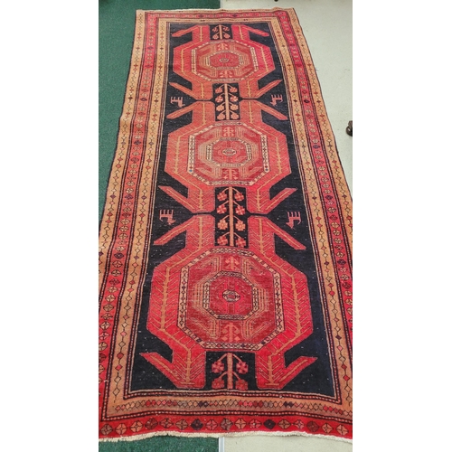 211 - A GOOD VINTAGE ARDEBIL IRANIAN WOVEN FLOOR RUG / WIDE RUNNER, with short white fringe to the ends, t... 