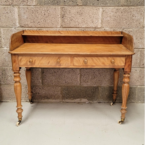 30 - A VERY GOOD QUALITY IRISH TWO DRAWER SATINWOOD SIDE BOARD / HALL TABLE, with raised three quarter ga... 