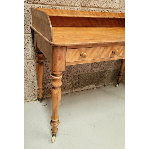 30 - A VERY GOOD QUALITY IRISH TWO DRAWER SATINWOOD SIDE BOARD / HALL TABLE, with raised three quarter ga... 