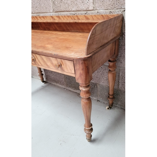 30 - A VERY GOOD QUALITY IRISH TWO DRAWER SATINWOOD SIDE BOARD / HALL TABLE, with raised three quarter ga... 