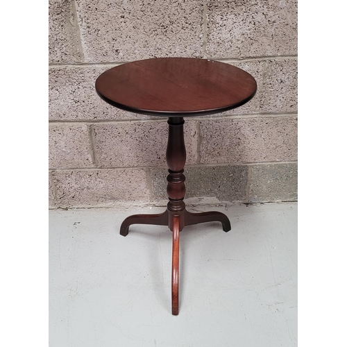 32 - A LATE 19TH CENTURY CIRCULAR MAHOGANY WINE TABLE / LAMP TABLE / OCCASIONAL TABLE, raised on a turned... 