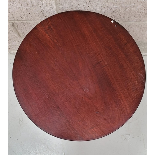 32 - A LATE 19TH CENTURY CIRCULAR MAHOGANY WINE TABLE / LAMP TABLE / OCCASIONAL TABLE, raised on a turned... 