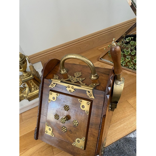 40 - A VERY GOOD QUALITY VICTORIAN / LATE 19TH CENTURY WALNUT LIFT TOP BRASS BOUND FIRE BOX, to the top i... 