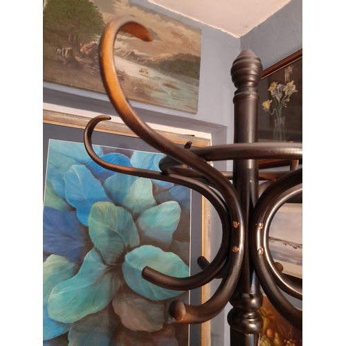 41 - A VERY GOOD QUALITY BENTWOOD COAST STAND, topped with a beehive turned finial with six curved bentwo... 