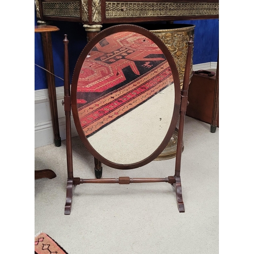 57 - A VERY GOOD LATE 19TH CENTURY / EARLY 20TH CENTURY OVAL MAHOGANY VANITY SWING TABLE MIRROR, the oval... 