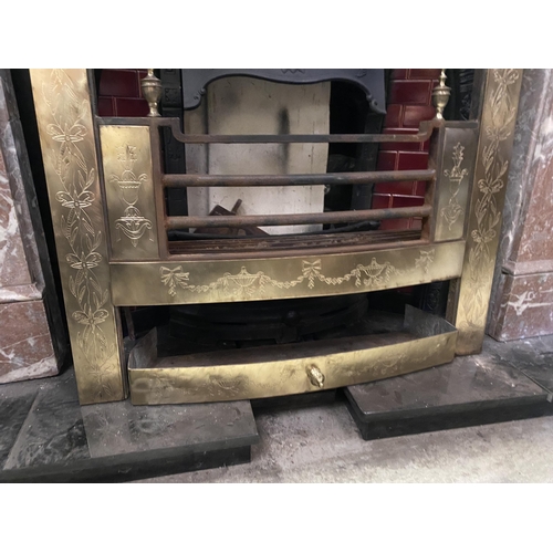 70 - AN EXCELLENT POLISHED BRASS FIRE INSERT, with decorative bow and swag designs throughout, finials to... 