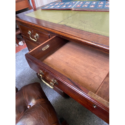 74 - AN EARLY 20TH CENTURY VERY GOOD QUALITY MAHOGANY LEATHER TOPPED PEDESTAL DESK, maker’s label to the ... 