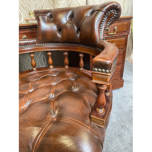 75 - A GOOD QUALITY BUTTONED LEATHER ‘CAPTAINS’ OFFICE CHAIR, swivel & adjustable base, the back rests wi... 