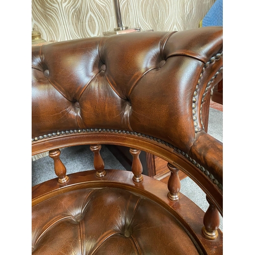 75 - A GOOD QUALITY BUTTONED LEATHER ‘CAPTAINS’ OFFICE CHAIR, swivel & adjustable base, the back rests wi... 