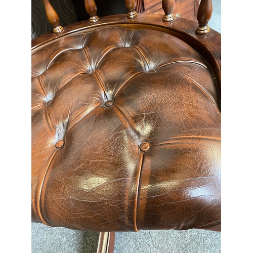 75 - A GOOD QUALITY BUTTONED LEATHER ‘CAPTAINS’ OFFICE CHAIR, swivel & adjustable base, the back rests wi... 