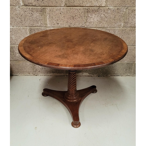 82 - AN IRISH 19TH CENTURY TIP UP BRASS INLAID CENTRE / BREAKFAST TABLE WITH CROSS-BANDED FRAME TO THE TA... 