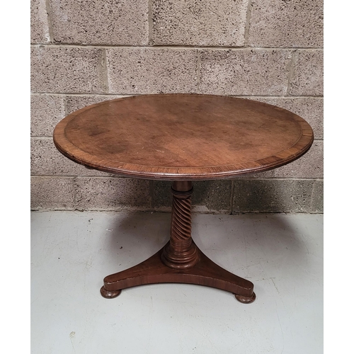 82 - AN IRISH 19TH CENTURY TIP UP BRASS INLAID CENTRE / BREAKFAST TABLE WITH CROSS-BANDED FRAME TO THE TA... 