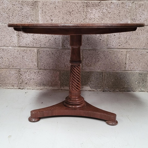 82 - AN IRISH 19TH CENTURY TIP UP BRASS INLAID CENTRE / BREAKFAST TABLE WITH CROSS-BANDED FRAME TO THE TA... 