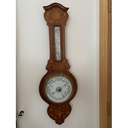 98 - AN EDWARDIAN MAHOGANY SATINWOOD INLAID BANJO SHAPED WALL ANEROID BAROMETER, with lovely inlaid flora... 